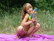 Крошка Лиза (Little Liza), голая в лесу, играет с водяным пистолетом - (21 фото)
