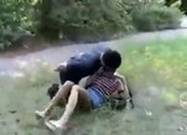 Угрожая ножом, подонок заставил неуч отсасывать ему член, прямо на тропинке к её дому